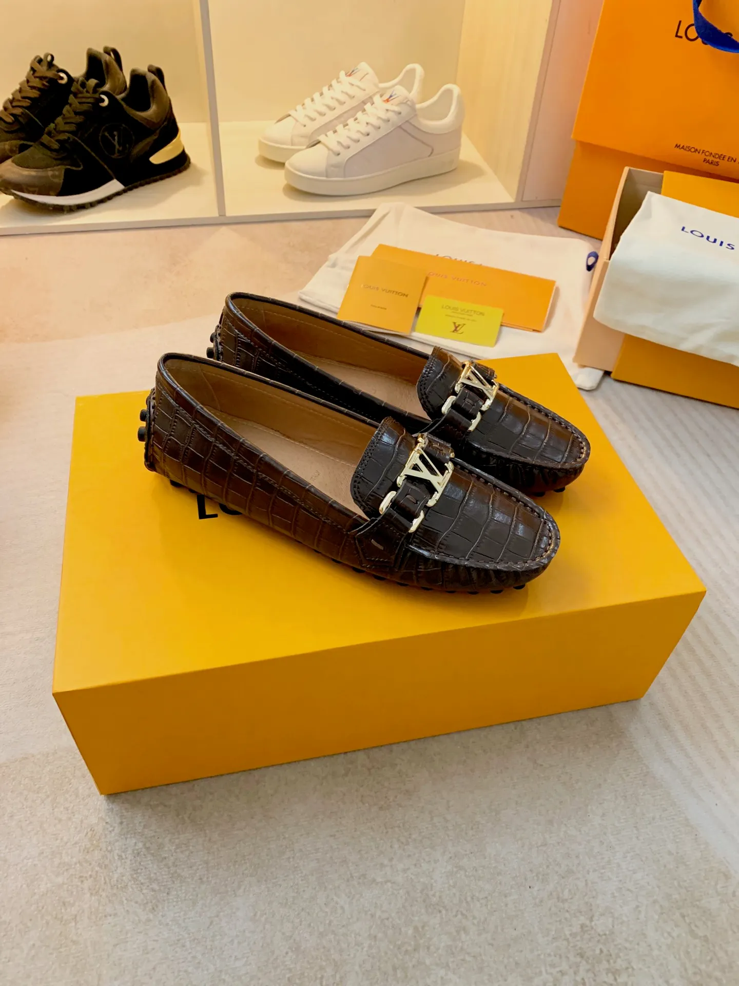 p460💰Couple model❤️🇫🇷 𝙇𝙤𝙪𝙞𝙨 𝙑𝙪𝙞𝙩𝙩𝙤𝙣 🇫🇷Louis Vuitton 2023 Classic𝓛𝓿 𝓣𝓻𝓪𝓲𝓷𝓮𝓻 Sports Series ➪➪➪¯ [Arizona Doudou Shoes Series] ▪️▪️▪️Arizona slip-on shoes are made of Monogram Eclipse canvas. Its hand-painted and dyed edges and hand-sewn uppers fully demonstrate Louis Vuitton's traditional shoemaking craftsmanship. This slip-on shoe is very lightweight. The integrated tongue and upper make it particularly comfortable and flexible. The soft outsole is equipped with rubber padding. Decorated with matching sash. Detailed features: ☑️Monogram Eclipse canvas ☑️Black Eclipse pattern ☑️Hand-painted shoe edges ☑️Hand-sewn uppers (each pair takes time to process) ☑️Integrated tongue and upper construction ☑️Outsole equipped with rubber lining ☑️size: 35_46
